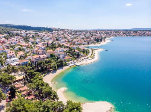 een luchtzicht op een strand in een resort bij House Josipa in Trogir