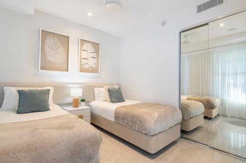 Säng eller sängar i ett rum på Oceanus oasis at Bokarina Beach -stunning modern coastal apartment