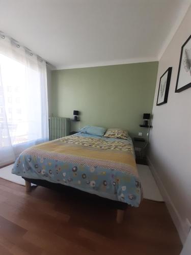 - une chambre avec un lit dans une pièce dotée d'une fenêtre dans l'établissement Chambre d'hôte proche Paris, à Épinay-sur-Seine