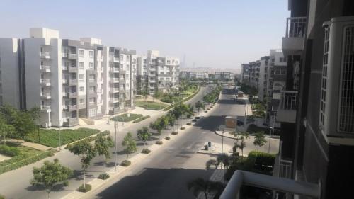 una calle vacía en una ciudad con edificios altos en Ismailia en ‘Ezbet Abd el-Hâdi ‘Afîfi