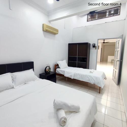 Ένα ή περισσότερα κρεβάτια σε δωμάτιο στο Double Storey 5 room Bukit Beruang -18pax