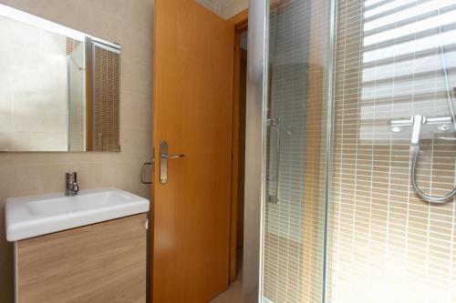 ein Badezimmer mit Waschbecken und Dusche in der Unterkunft 4-Seasons Penthouse Cullera in Cullera