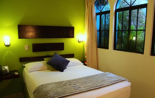 Postelja oz. postelje v sobi nastanitve Villa del Angel Hotel