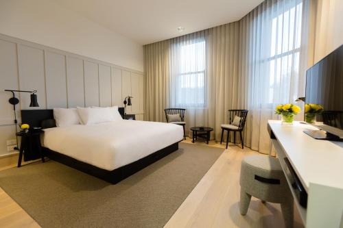 Habitación de hotel con cama y escritorio en Coppersmith Hotel en Melbourne