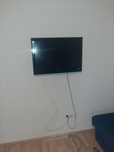 uma televisão de ecrã plano pendurada numa parede em Sarajevo Samanta apartment em Sarajevo