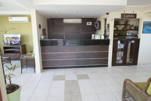 a store with a lobby with a front desk at Hotel Vicino al Mare - Frente mar in Guarujá