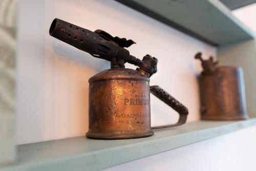 a shelf with two copper jars on it at Domaine La Grange Ungersheim - Chambres d'Hôtes L'Inspiration in Ungersheim