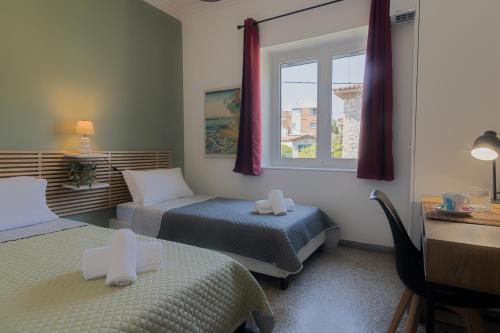 Habitación de hotel con 2 camas y ventana en Vivid Stays Petralona, en Atenas