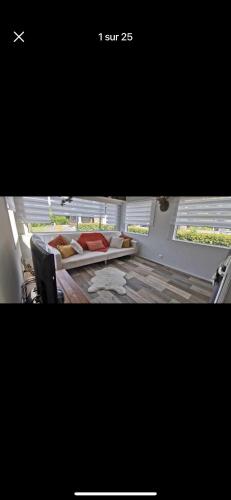een foto van een kamer met twee banken bij Mobile home N 48 sur camping 4 étoiles in Fourmies