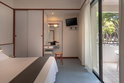 a hotel room with a bed and a bathroom at Hotel Baltic in Giulianova