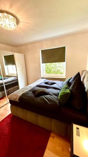 Schlafzimmer mit einem Bett und einem Fenster in der Unterkunft Premium Wohnung in Bestlage! in München