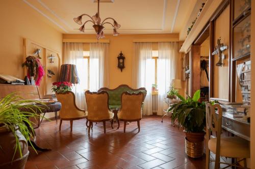 salon z krzesłami, stołem i oknami w obiekcie Albergo La Felicina - Mugello w mieście San Piero a Sieve