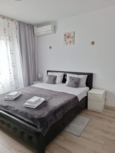 um quarto com uma cama grande com duas toalhas em FARMEC Apartament em Cluj-Napoca