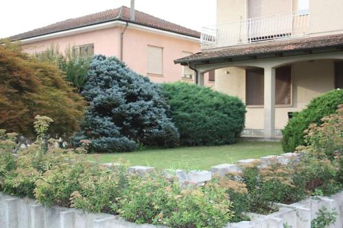 un jardín frente a una casa con arbustos en Casa tra le vigne, en Mombercelli