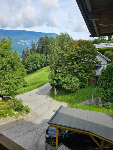 una mesa en la entrada de una casa en Gästezimmer Schwaz Panorama, en Schwaz