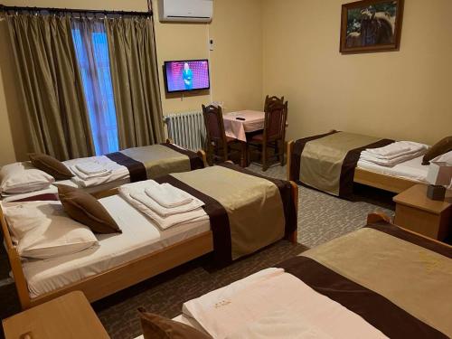 Una cama o camas en una habitación de Hotel Dva Goluba