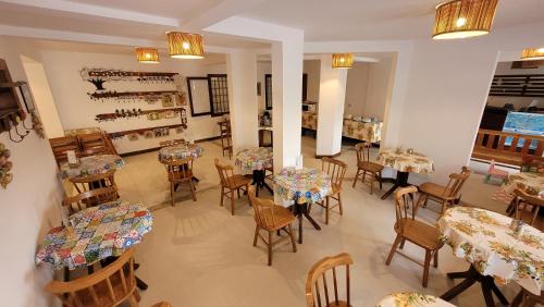een bovenaanzicht van een restaurant met tafels en stoelen bij Pousada Ana do Forte in Praia do Forte