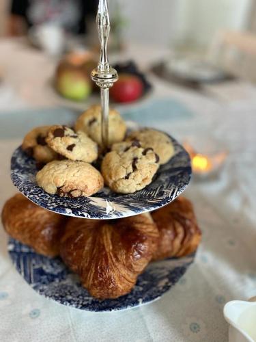 une assiette de biscuits et de pain sur une table dans l'établissement Le Clos du Bas Courtil Guesthouse B&B Omaha Beach, à Osmanville