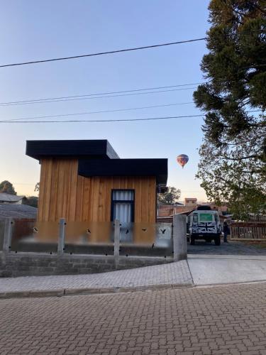 a building with a kite flying in the sky at Hospedaria Cambará in Cambara do Sul