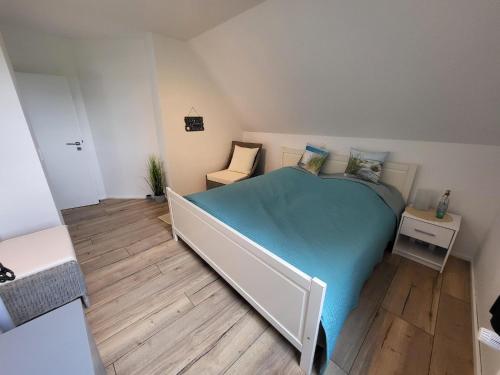 una piccola camera con letto e sedia di Ferienwohnung am Thonhopsberg a Eimke