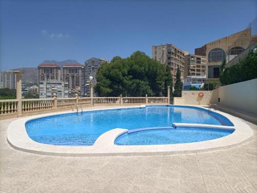 uma grande piscina no meio de uma cidade em Apartamento en Cala de Finestrat - Edificio Atalaya 5º 10 em Cala de Finestrat