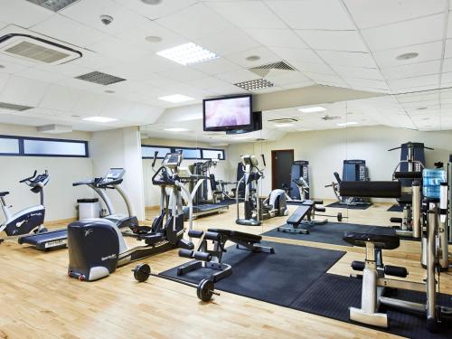 - une salle de sport avec tapis de course et machines elliptiques dans l'établissement VacationClub - Arka Apartament 330, à Kołobrzeg
