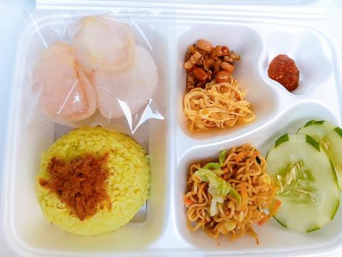 eine Plastikpackung mit Essen darin in der Unterkunft Villa Jogja Syariah in Timuran
