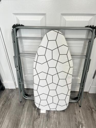 a glass case with a toilet seat in a room at Modern Comfy One Bed Apartment - Free Parking in Glasgow