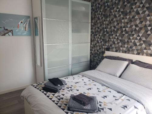 une chambre avec un lit avec des serviettes dessus dans l'établissement O'Sables, à Les Sables-dʼOlonne