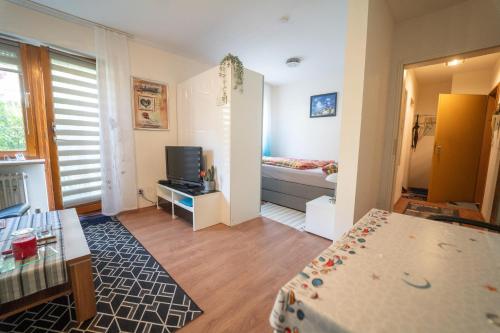 a room with a bed and a television in it at Ferien und Monteurwohnung in Bad Berneck im Fichtelgebirge