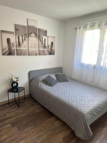 une chambre avec un lit et une table dedans dans l'établissement Nice, là côté magique, à Nice