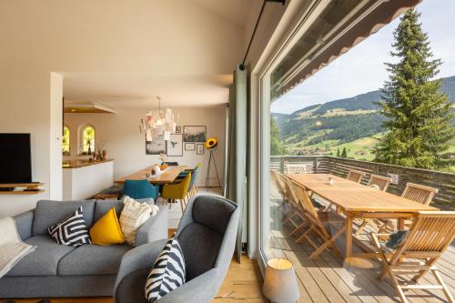 上斯陶芬的住宿－Wald Lounge，一间带桌子的客厅和一个美景阳台