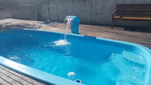 阿雷格里港的住宿－Vila das flores，蓝色的游泳池,里面设有喷泉