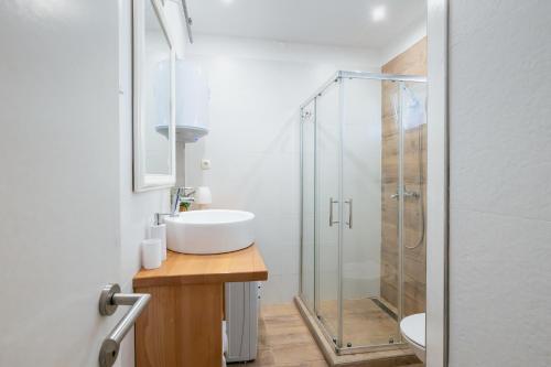W łazience znajduje się umywalka i przeszklony prysznic. w obiekcie Apartment Tree Of Life w mieście Kaštela