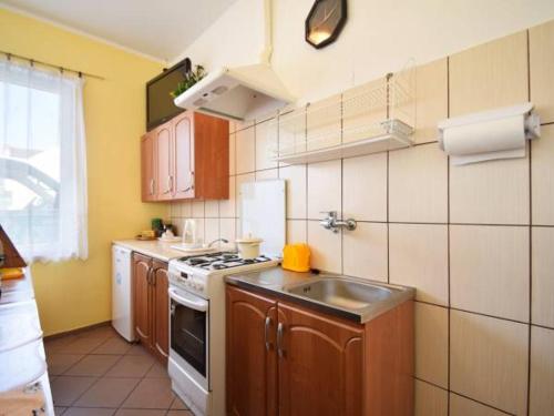Żółty domek tesisinde mutfak veya mini mutfak