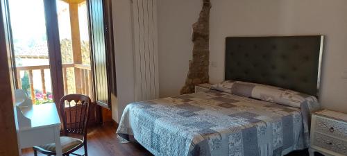 - une chambre avec un lit, une table et une fenêtre dans l'établissement Casa Rural Pembes, à Pembes