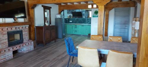 une salle à manger avec une table et une cheminée dans l'établissement Casa Rural Pembes, à Pembes