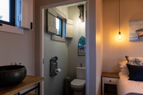 łazienka z umywalką i toaletą w obiekcie The Surfers Bush Cabin w mieście Jeffreys Bay