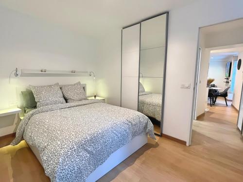 une chambre avec un lit et un grand miroir dans l'établissement Appartement coup de coeur Montparnasse, à Paris