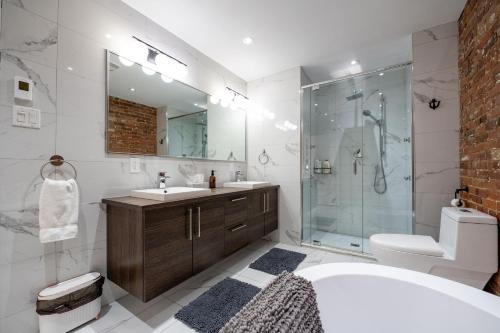 y baño con aseo y ducha. en Stunning Old Montreal Penthouse, en Montreal