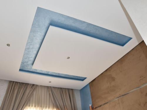a room with a ceiling with a large window at Perle de Souihla in Oulad Sidi Cheïkh