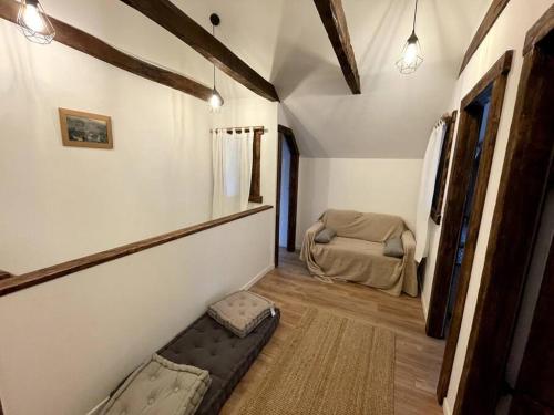 ein Wohnzimmer mit einem Stuhl im Zimmer in der Unterkunft Gîte du Pays-de-Salers, Cantal, classé 1* in Saint-Projet-de-Salers