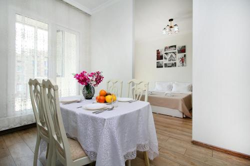 une salle à manger avec une table avec des fruits dessus dans l'établissement Легенда 75, à Almaty