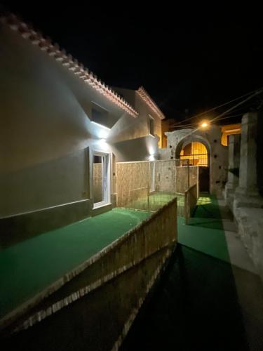 una casa di notte con un prato verde di Tenuta La Torre a Tropea