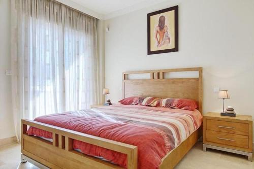 um quarto com uma cama grande e uma janela em Spacious Stunning Views 2-Bed Apartment Estepona em Estepona