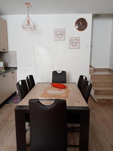 a dining room table with chairs and a red plate on it at La Dimora di Pietra in Gubbio