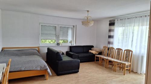 - une chambre avec un lit, un canapé et une table dans l'établissement Ferienwohnung Schwanau Nähe Europapark, à Schwanau