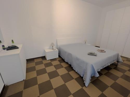1 dormitorio con 1 cama y suelo a cuadros en Casa vacanze La Dimora Allegra, en Ladispoli