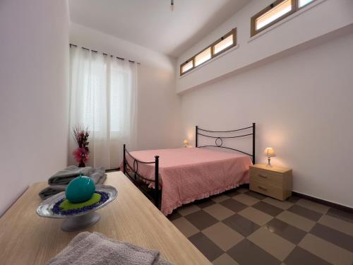 1 dormitorio con 1 cama y 1 mesa en una habitación en Casa vacanze La Dimora Allegra, en Ladispoli