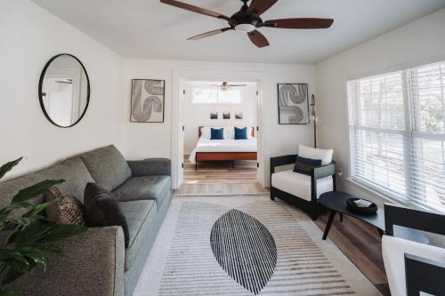 uma sala de estar com um sofá e uma ventoinha de tecto em Sanctuary High Springs New Reno Family-Friendly em High Springs